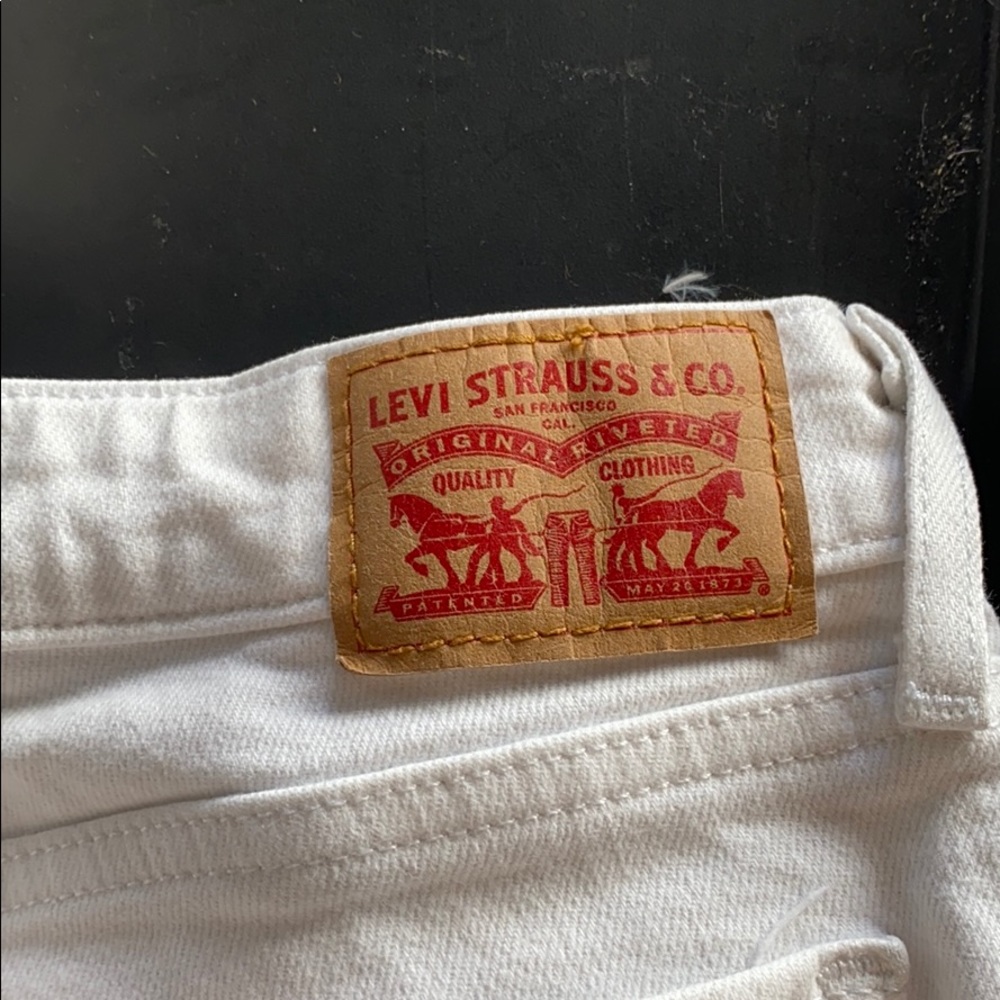 Levi’s skinny ankle white 711 jeans